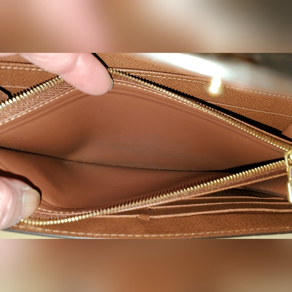 Louis Vuitton Monogram Zippy Wallet - Picture 13 of 16